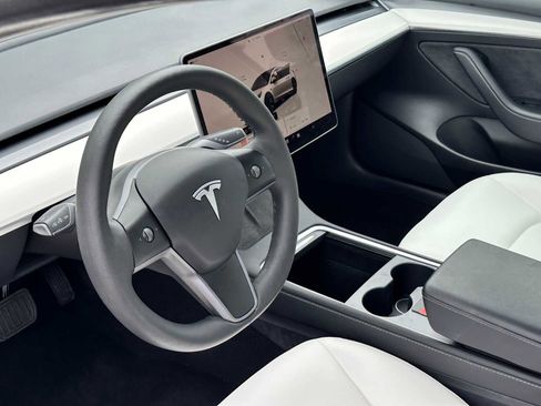 Used 2023 Tesla Model 3 Standard Range RWD image 9