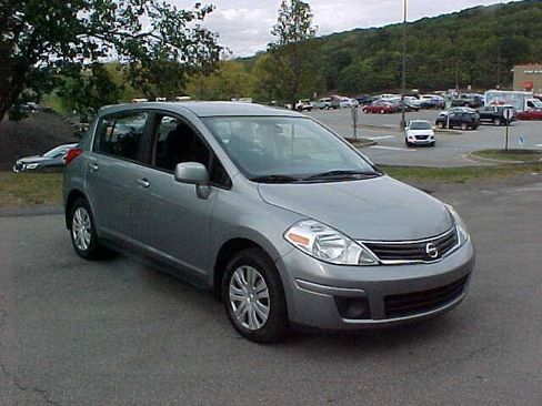Used 2011 Nissan Versa 1.8 S w/ Plus Pkg image 2