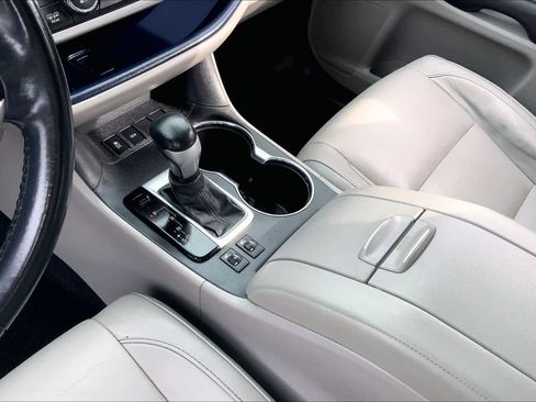 Used 2017 Toyota Highlander XLE image 17