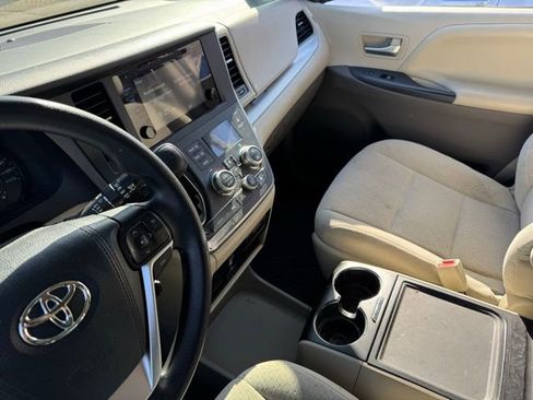 Certified 2016 Toyota Sienna LE FWD image 2