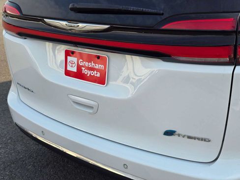 Used 2024 Chrysler Pacifica Limited FWD image 16