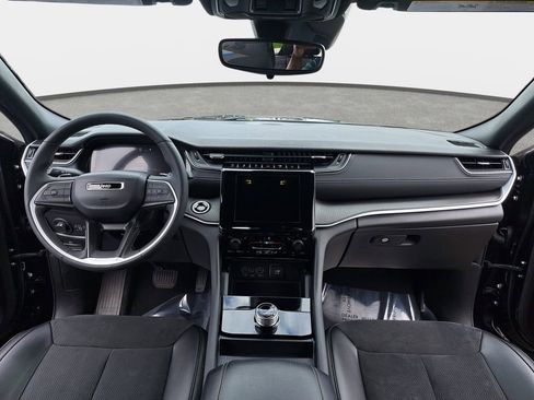 Certified 2024 Jeep Grand Cherokee Altitude AWD/4WD image 2