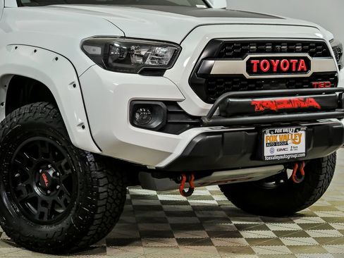 Used 2019 Toyota Tacoma SR5 AWD/4WD image 2