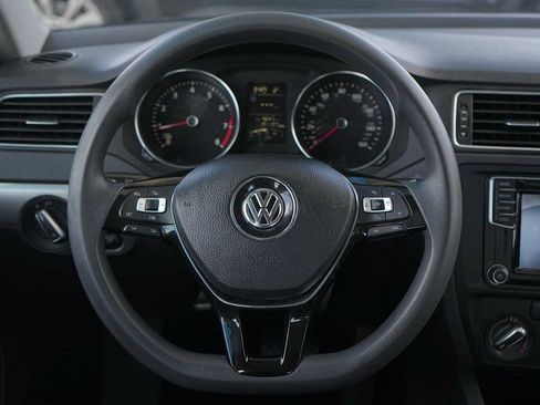Used 2016 Volkswagen Jetta SE FWD image 16