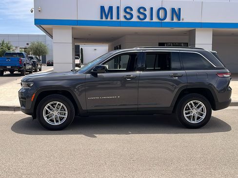 Used 2024 Jeep Grand Cherokee Laredo X w/ Luxury Tech Group I RWD image 4