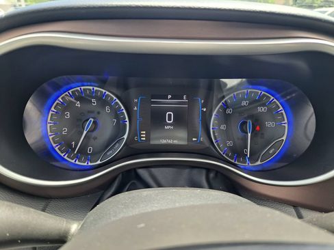 Used 2017 Chrysler Pacifica Touring-L FWD image 15
