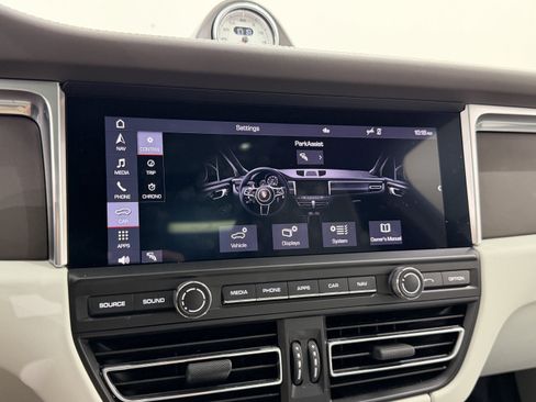 Certified 2021 Porsche Macan Turbo AWD/4WD image 46