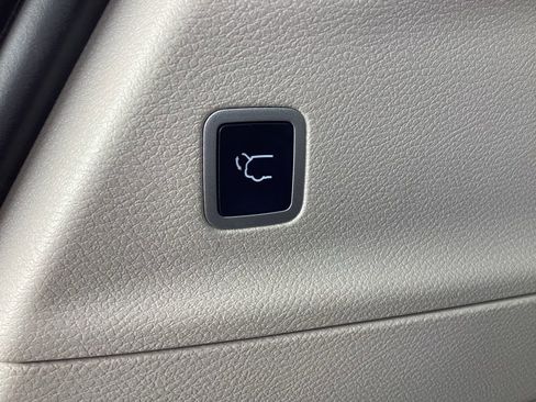 Used 2024 Chrysler Pacifica Touring-L image 12