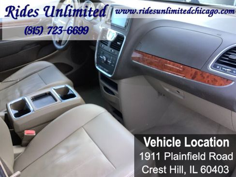 Used 2014 Chrysler Town & Country Touring FWD image 36