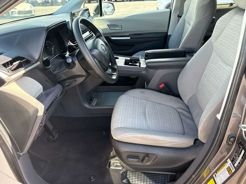 Used 2024 Toyota Sienna LE FWD image 11