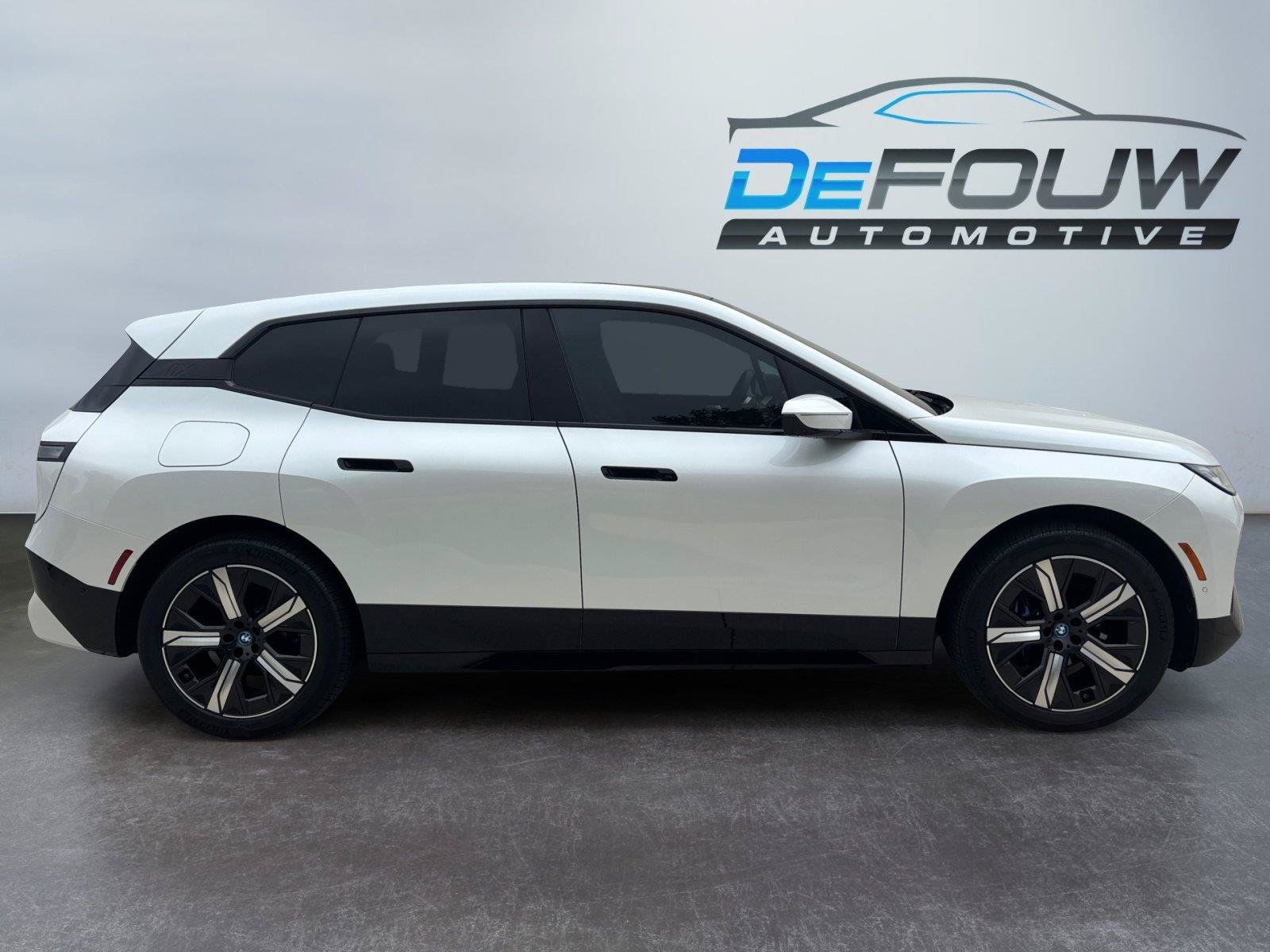 Used 2025 BMW iX xDrive50 w/ Premium Package AWD/4WD image 12