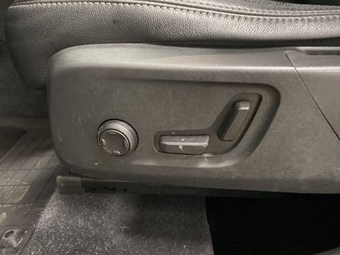 Used 2020 Volvo XC40 T5 Momentum w/ Protection Package Premier image 16