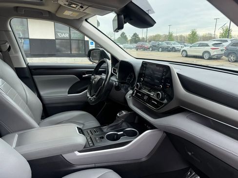 Used 2021 Toyota Highlander XLE AWD/4WD image 26