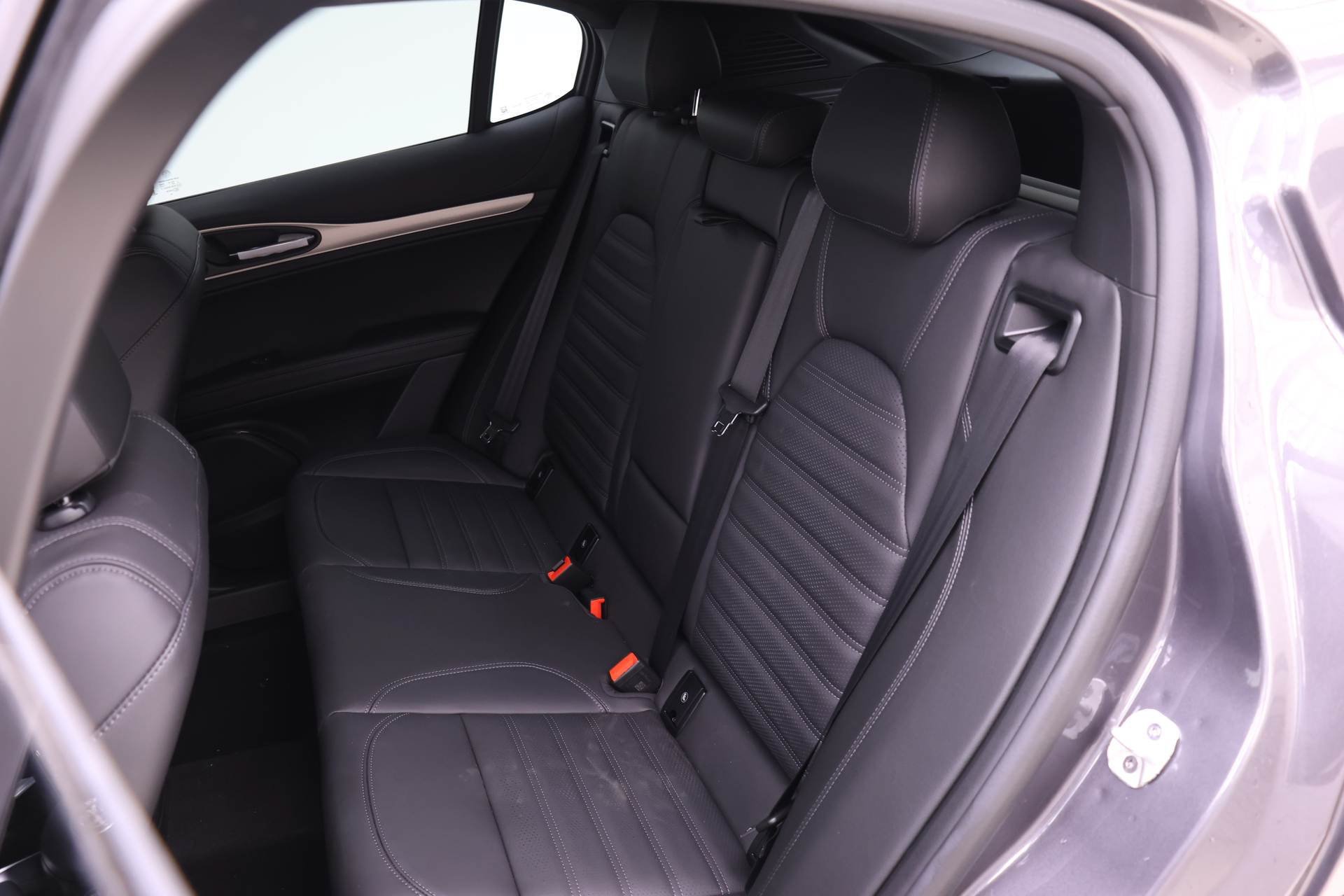 New 2025 Alfa Romeo Stelvio Sprint AWD/4WD image 13