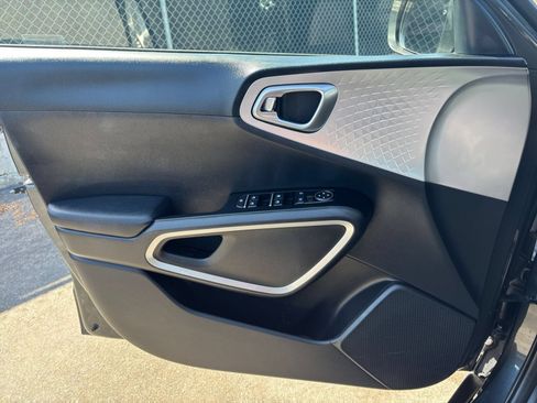 Used 2025 Kia Soul LX w/ LX Technology Package FWD image 18