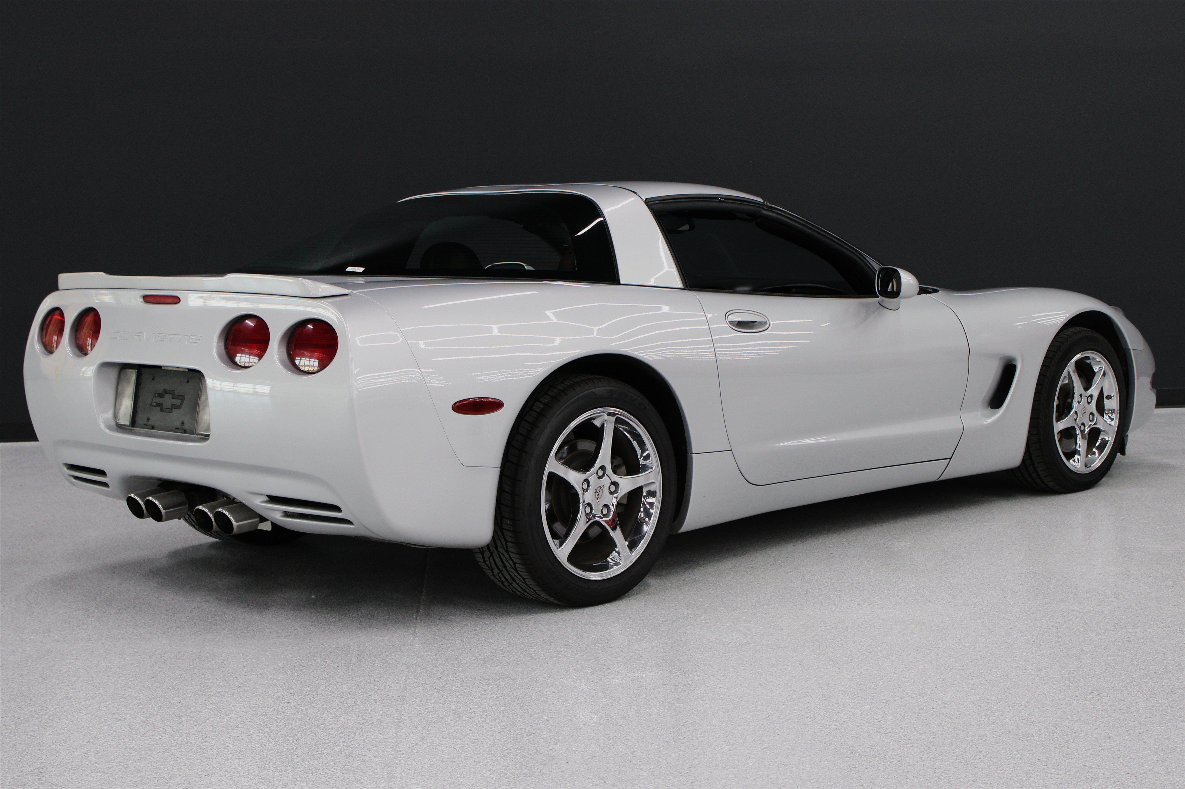 Used 2000 Chevrolet Corvette Coupe w/ Roof Pkg RWD image 21