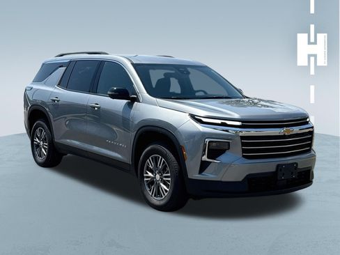 Used 2026 Chevrolet Traverse LT w/ Driver Confidence Package FWD image 1
