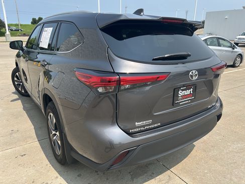 Used 2022 Toyota Highlander XLE AWD/4WD image 2