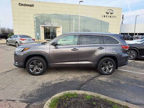Used 2017 Toyota Highlander Limited Platinum image 2