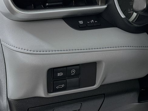 Used 2023 Toyota Highlander XLE image 10