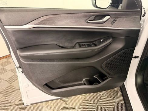 Certified 2023 Jeep Grand Cherokee L Limited w/ Black Appearance Package image 19