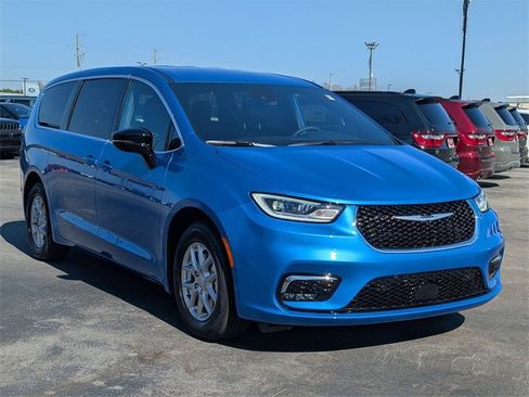 New 2026 Chrysler Pacifica Select image 2