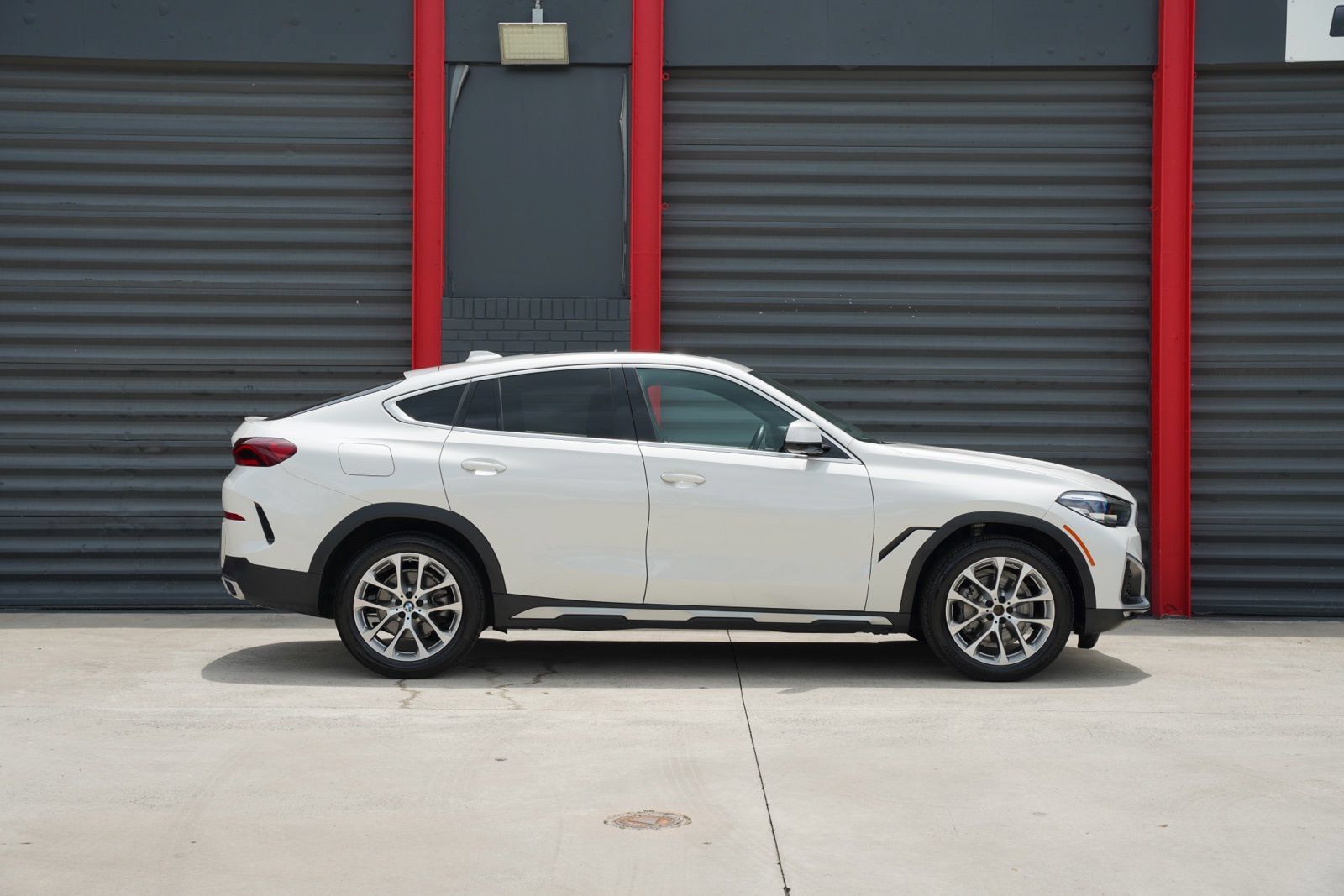 Used 2021 BMW X6 xDrive40i w/ Premium Package AWD/4WD image 4