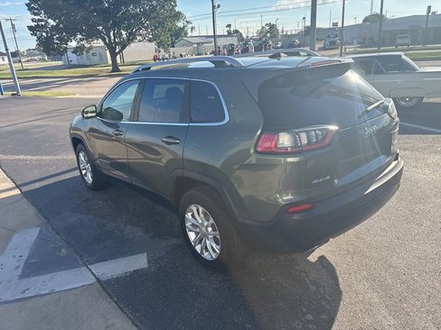 Used 2019 Jeep Cherokee Latitude w/ Popular Appearance Group image 3