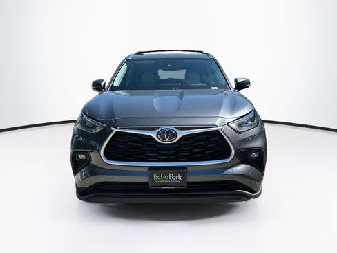 Used 2020 Toyota Highlander XLE AWD/4WD image 2