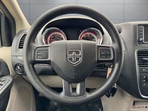 Used 2018 Dodge Grand Caravan SE FWD image 13