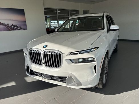 Certified 2025 BMW X7 xDrive40i w/ Premium Package image 3