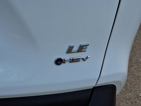 Used 2025 Toyota RAV4 LE AWD/4WD image 30