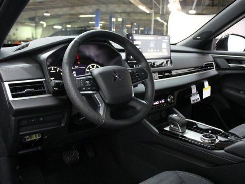 New 2026 Mitsubishi Outlander LE FWD image 5