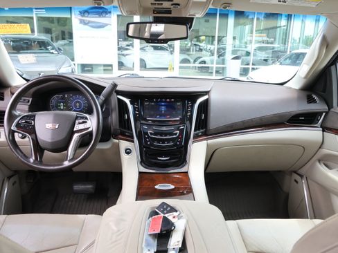 Used 2016 Cadillac Escalade ESV Luxury AWD/4WD image 17