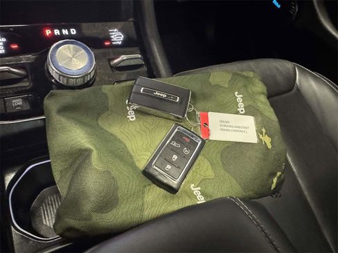 Used 2022 Jeep Grand Cherokee Overland image 26