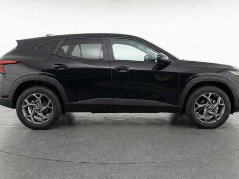 Used 2025 Chevrolet Trax LT w/ LT Convenience Package image 11