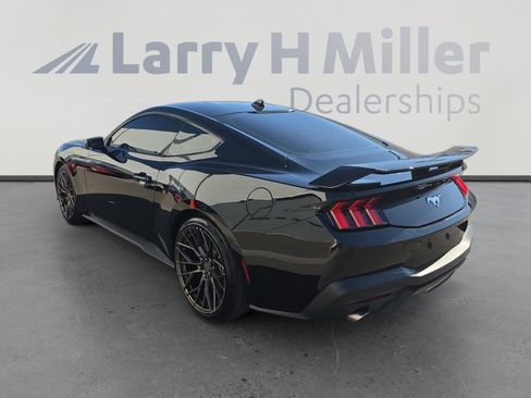 Used 2024 Ford Mustang Coupe RWD image 3