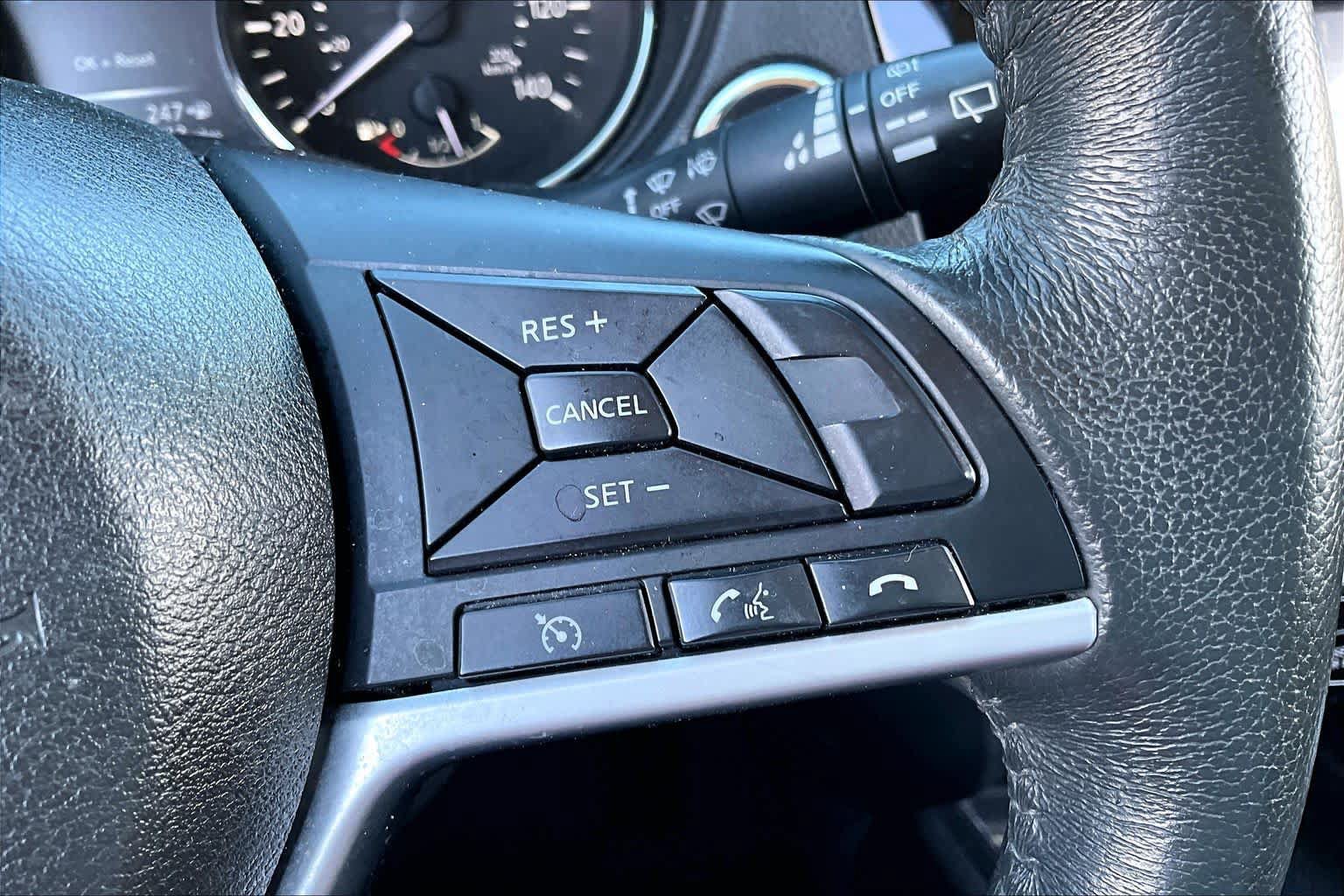 Used 2017 Nissan Rogue SV AWD/4WD image 31
