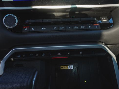 Used 2024 Toyota Tundra Platinum image 19