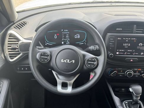 Used 2025 Kia Soul LX w/ LX Technology Package FWD image 25