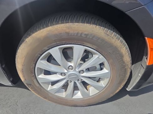 Used 2018 Chrysler Pacifica Touring-L FWD image 2