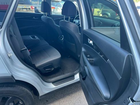 Used 2019 Kia Sorento S FWD image 18
