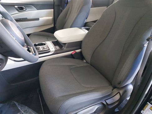 Used 2024 Kia Carnival LX image 15