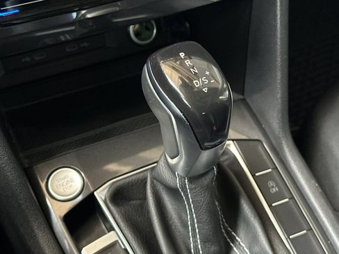 Used 2023 Volkswagen Tiguan SE w/ Panoramic Sunroof Package FWD image 22
