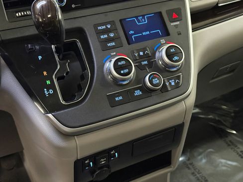 Used 2020 Toyota Sienna XLE image 22
