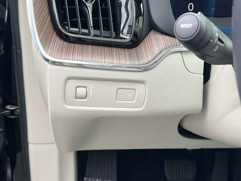 Used 2022 Volvo XC60 B5 Momentum w/ Climate Package image 23