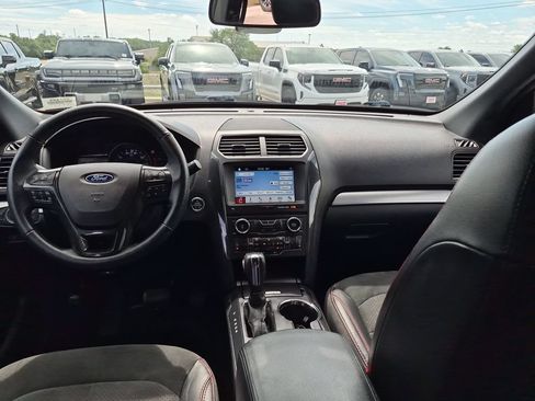Used 2018 Ford Explorer XLT w/ Equipment Group 202A FWD image 31