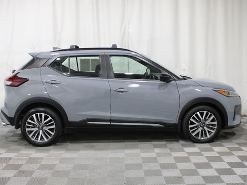 Used 2023 Nissan Kicks SR w/ SR Premium Package FWD image 28