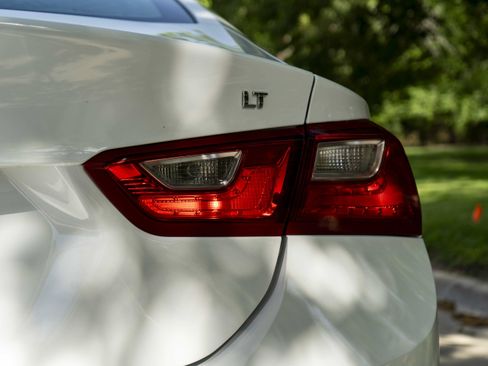 Used 2017 Chevrolet Malibu LT FWD image 13