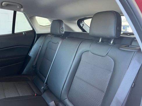 Used 2025 Chevrolet Trax LT w/ LT Convenience Package image 38